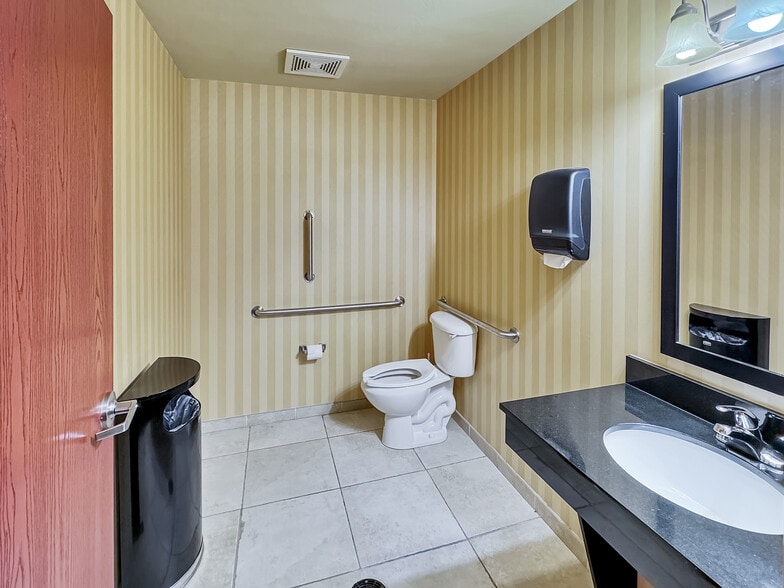 More Photos Of 1515 Planeview Dr, Oshkosh Hotel For Sale