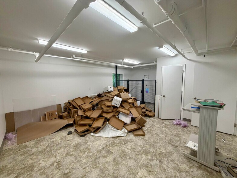 More Photos Of 4030 Gill Ave, Hampstead Research And Development For Sale