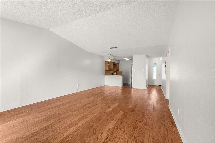 More Photos Of 6817-6819 W Cleburne Rd, Fort Worth Specialty For Sale