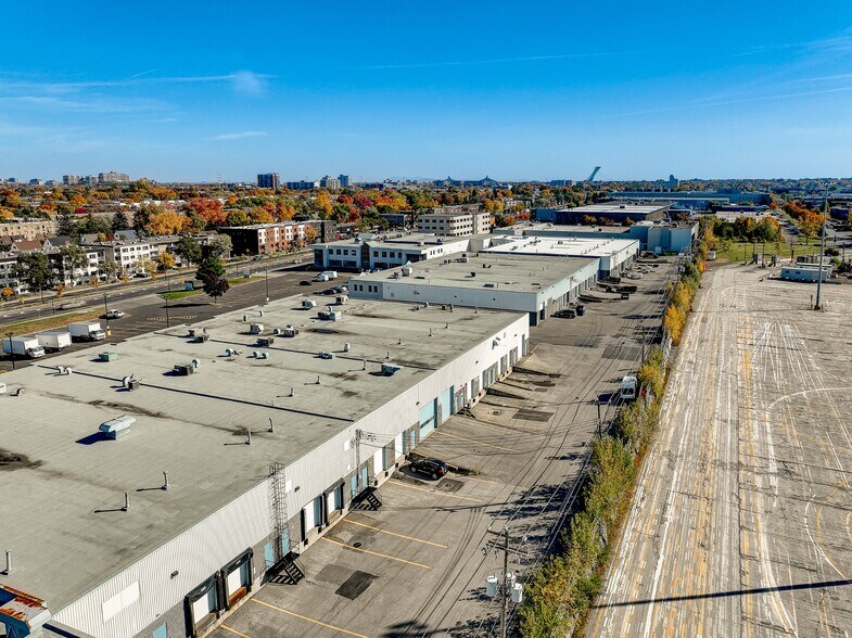 More Photos Of 8740-8878 Blvd Pie-IX, Montréal Warehouse For Lease