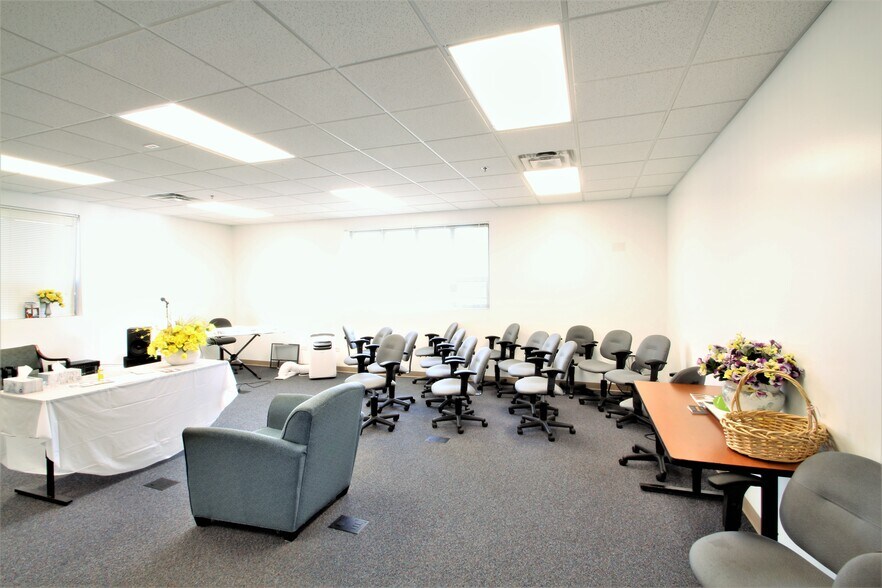 More Photos Of 14240 Dante Ave, Dolton Loft Creative Space For Lease
