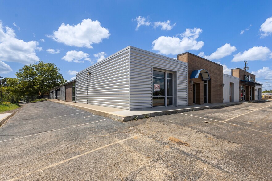 More Photos Of 421 S Beckham Ave, Tyler Medical For Sale