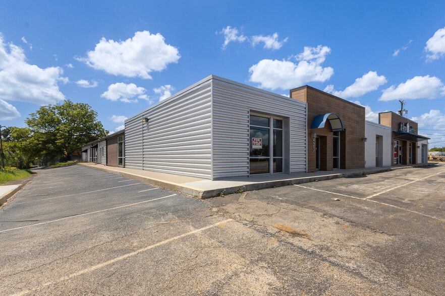 More Photos Of 421 S Beckham Ave, Tyler Medical For Lease