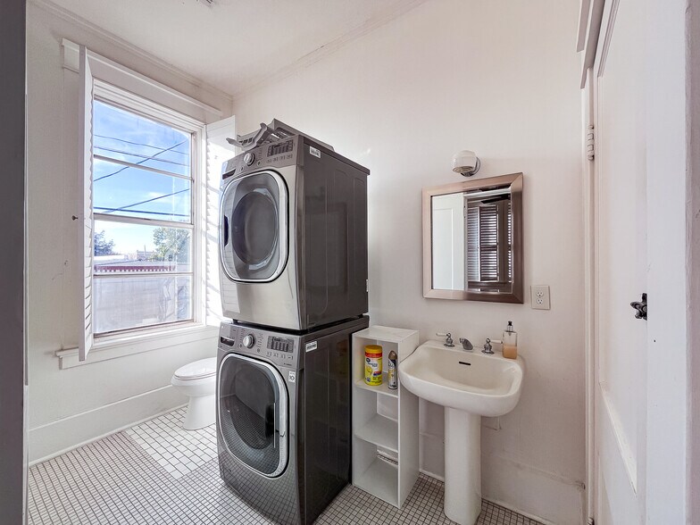 More Photos Of 212-216 E Alamo St, Brenham Storefront Retail Office For Lease