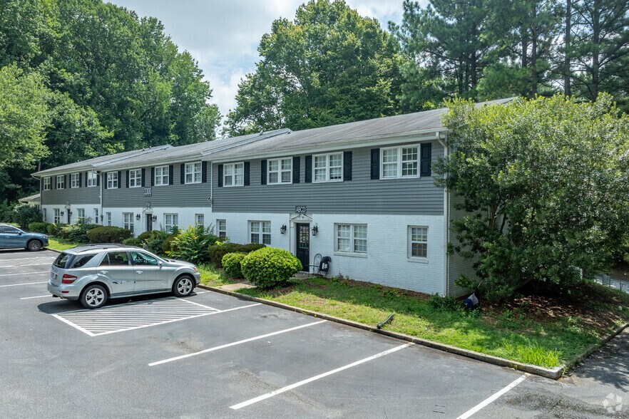 More Photos Of 3300 N Elm St, Greensboro Apartments For Sale