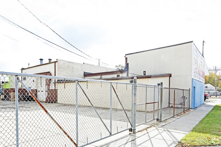 More Photos Of 14447 E 9 Mile Rd, Warren Auto Repair For Sale