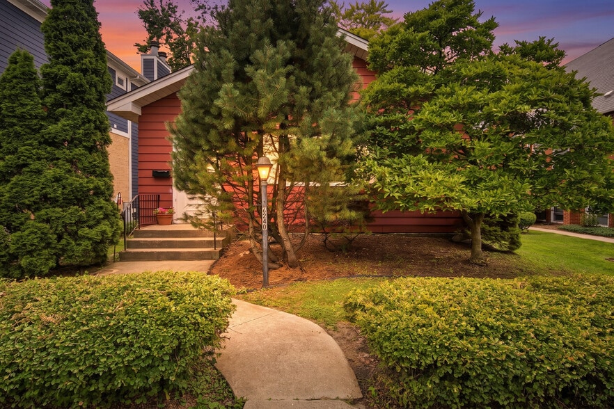 More Photos Of 6240 N Avondale Ave, Chicago Specialty For Sale