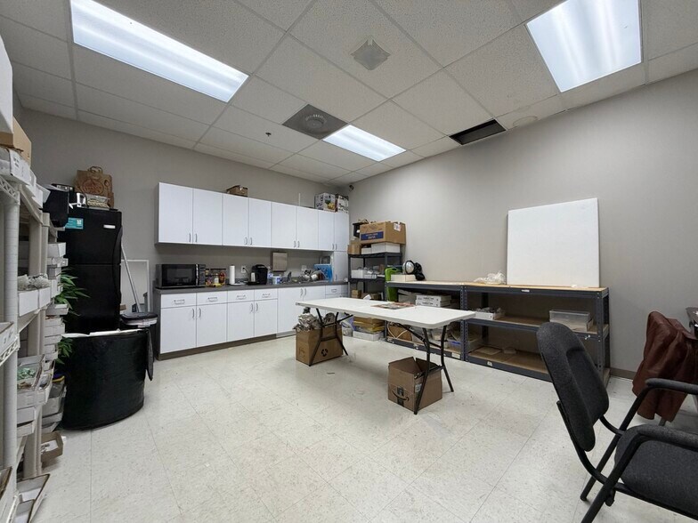 More Photos Of 400 E Arrowhead Dr, Charlotte Warehouse For Lease