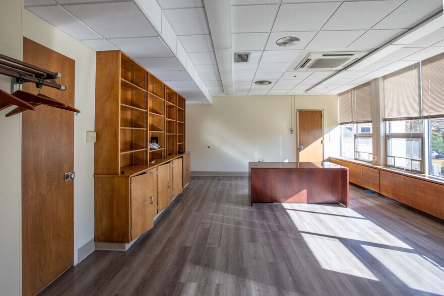 More Photos Of 200 Kennedy Memorial Dr, Waterville Flex For Lease