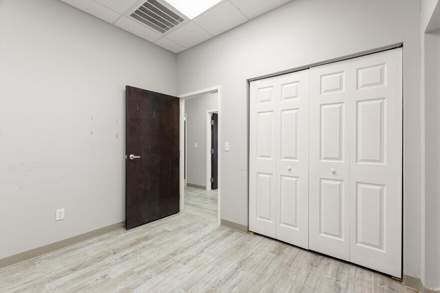 More Photos Of 105 Park Place Blvd, Davenport Medical For Sale