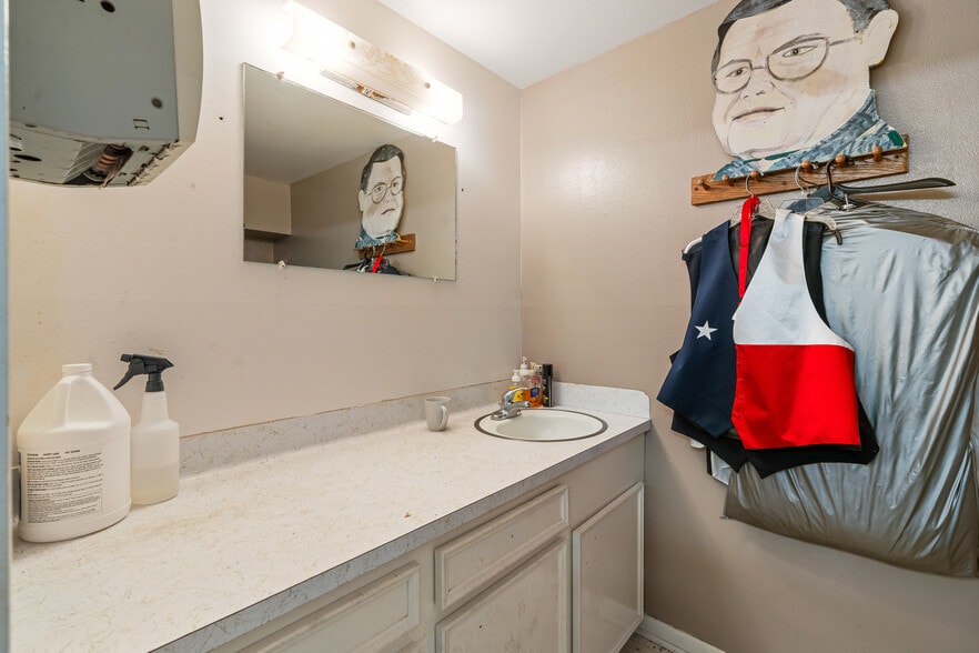 More Photos Of 2751 E Davis St, Conroe Freestanding For Sale