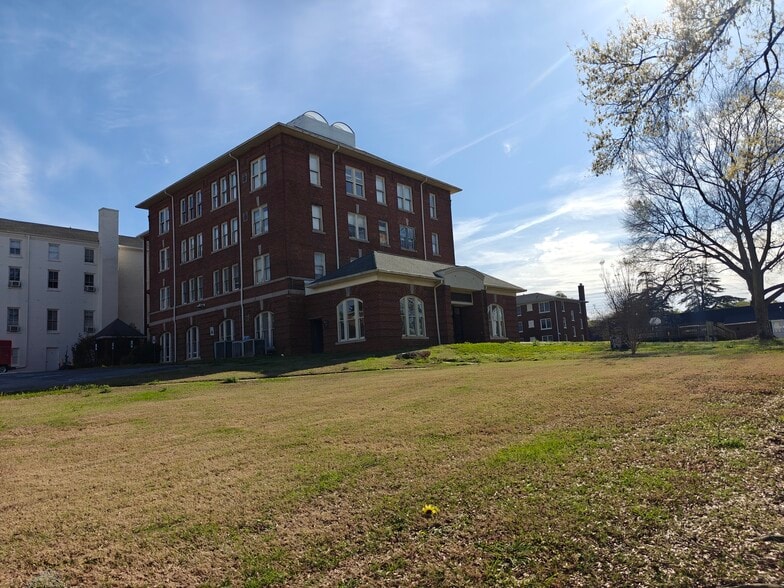 More Photos Of 1115 College Dr, Gaffney Specialty For Sale