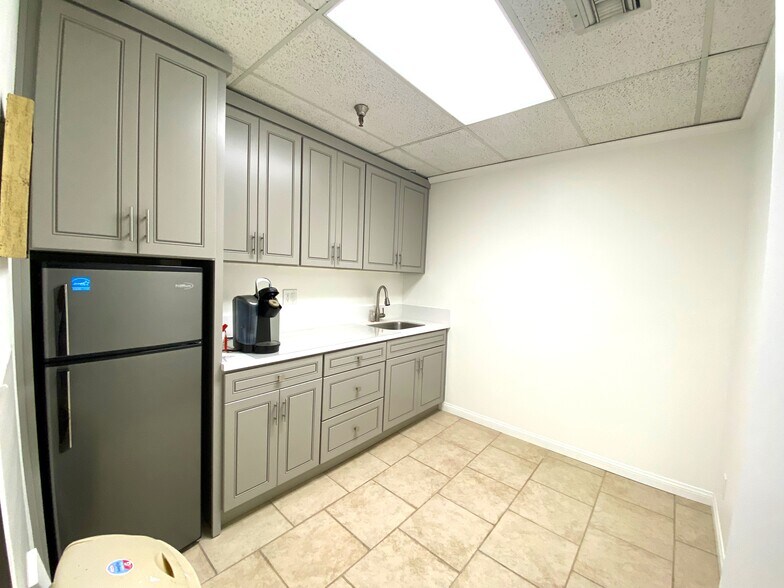 More Photos Of 25550 Hawthorne Blvd, Torrance Medical For Lease