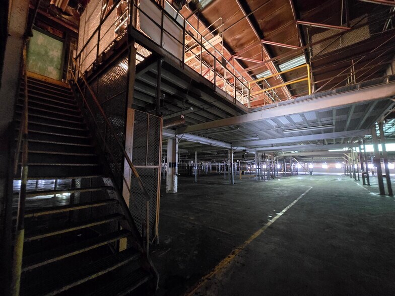 More Photos Of 401 E 5th St, Pinconning Distribution For Sale