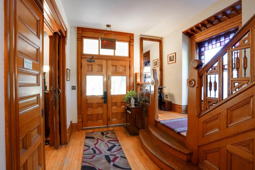 More Photos Of 211 Wisconsin Ave, Wisconsin Dells Hotel For Sale