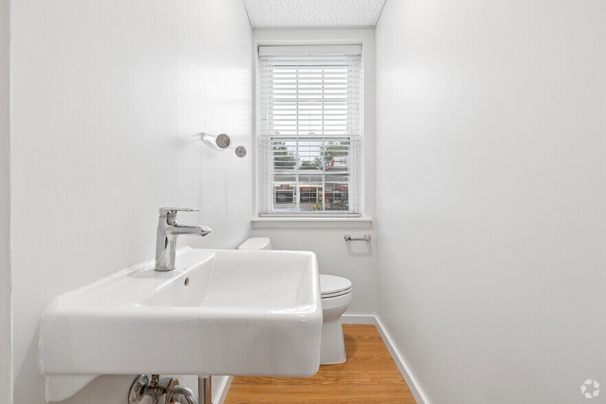 More Photos Of 210 Knickerbocker Rd, Cresskill Medical For Lease