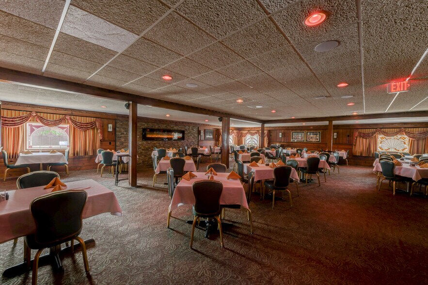 More Photos Of 502 Dixie Hwy, Beecher Restaurant For Sale