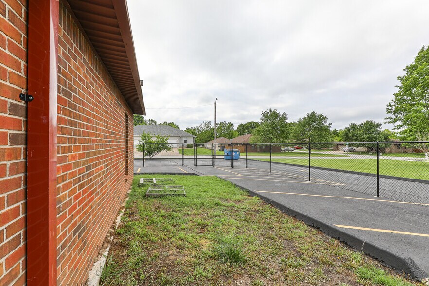 More Photos Of 500 W Daniels St, Ozark Office For Sale