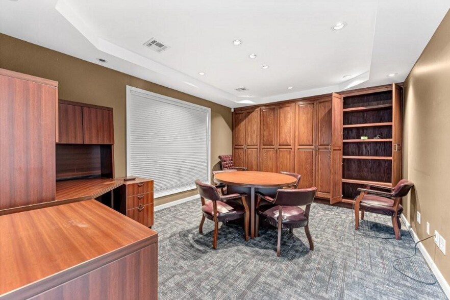 More Photos Of 620 N 13th St, Rogers Medical For Sale