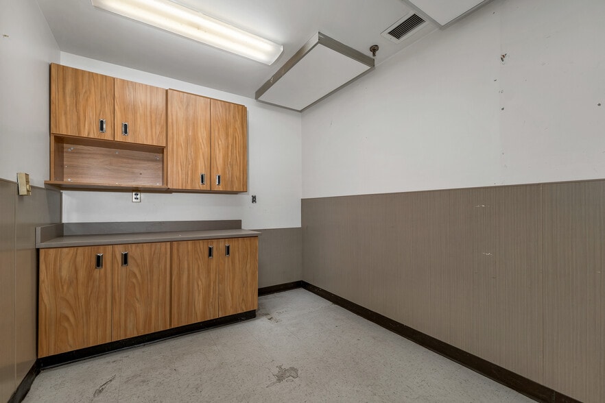 More Photos Of 15 Mont Vernon St, Milford Freestanding For Sale