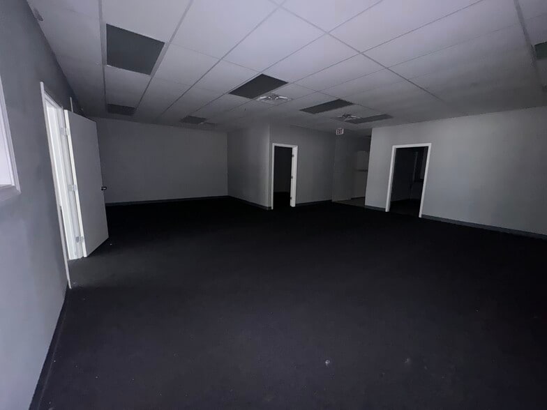 More Photos Of 8230 Lake June Rd, Dallas Storefront Retail Office For Lease