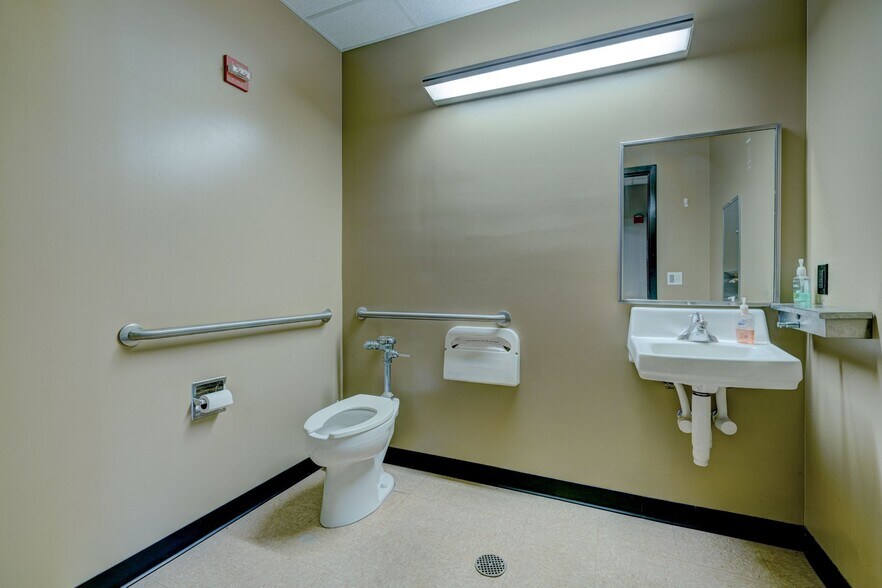 More Photos Of 14900 SE 29th St, Choctaw Bank For Lease
