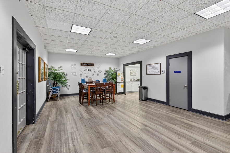 More Photos Of 147 E Hurst Blvd, Hurst Religious Facility For Sale