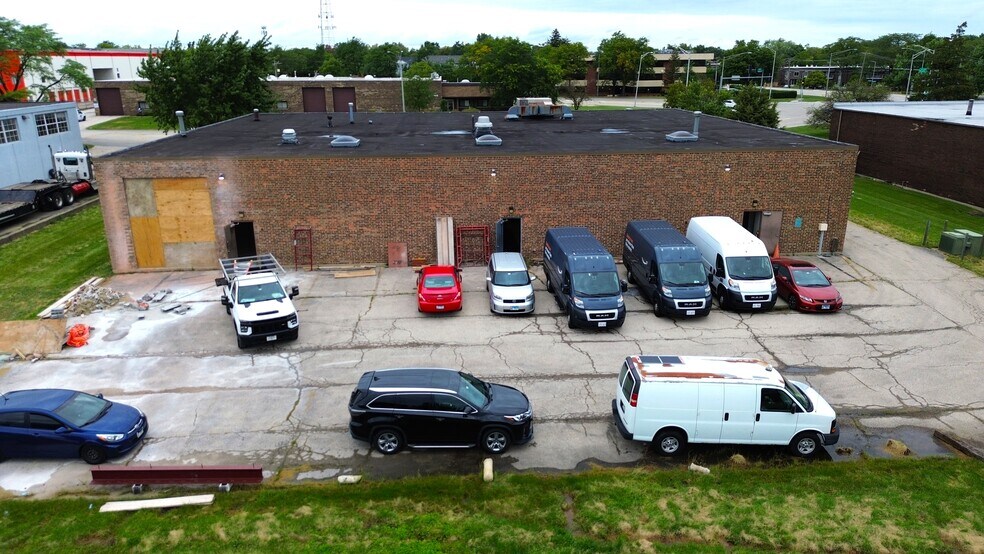 More Photos Of 115 E University Dr, Arlington Heights Warehouse For Sale