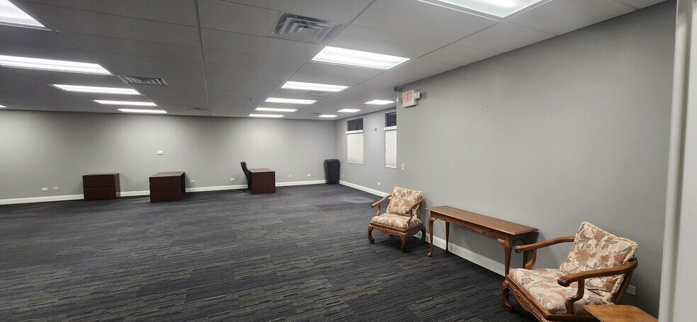 More Photos Of 16007 Executive Dr, Crest Hill Office For Sale