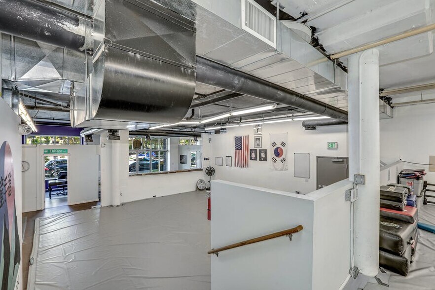 More Photos Of 5430 California Ave SW, Seattle Office For Sale