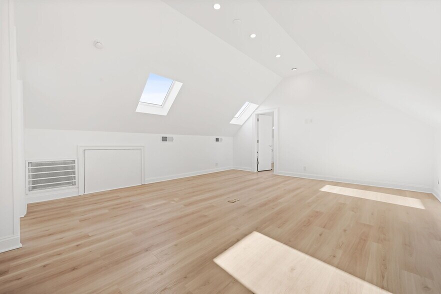 More Photos Of 31 Saint Roch Ave, Greenwich Office Residential For Lease