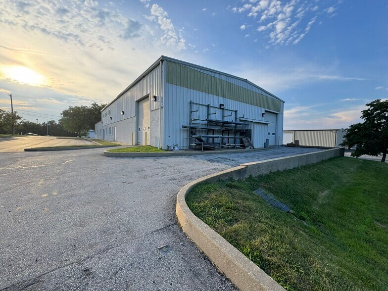 More Photos Of 7 Bellecor Dr, New Castle Warehouse For Lease