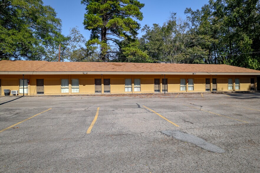 More Photos Of 221 S Preston St, Marksville Hotel For Sale