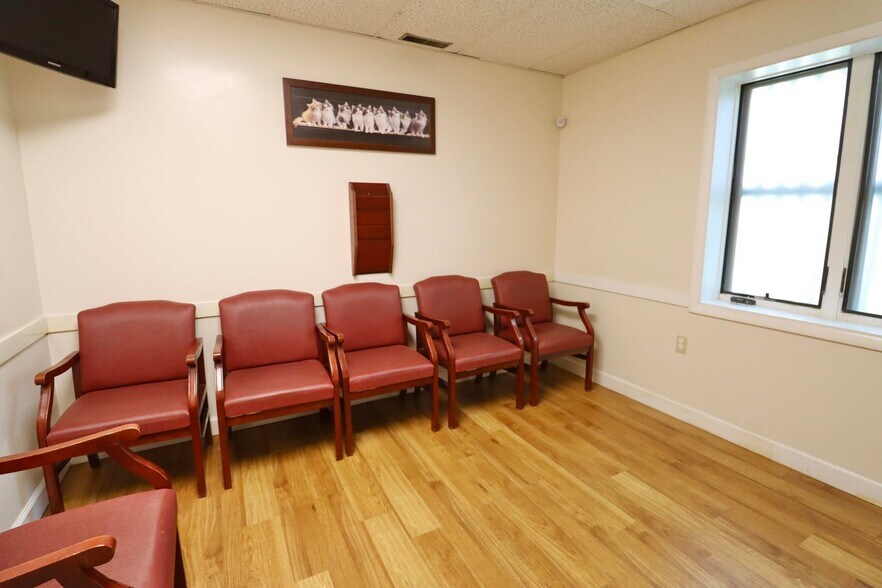 More Photos Of 414 Lincolnway, La Porte Office For Sale