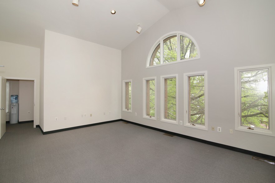More Photos Of 9300-9306 Old Keene Mill Rd, Burke Loft Creative Space For Lease