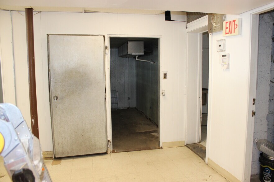 More Photos Of 259 W Washington St, Bristol General Retail For Lease