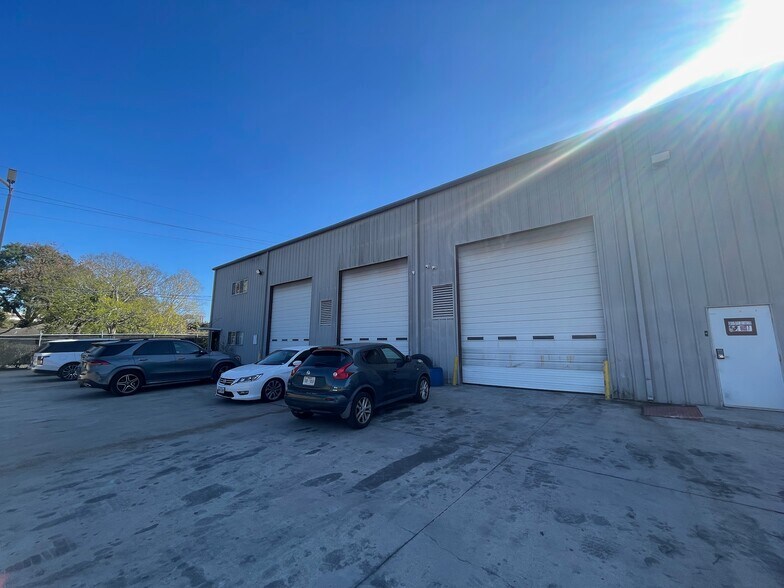 More Photos Of 11318 Bedford St, Houston Warehouse For Sale
