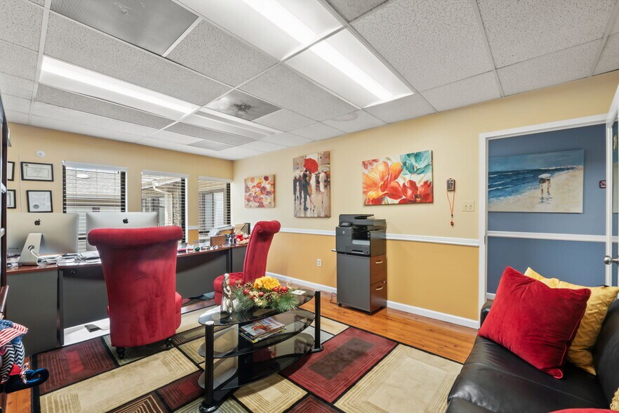 More Photos Of 101 Chestnut St, Gaithersburg Office For Sale