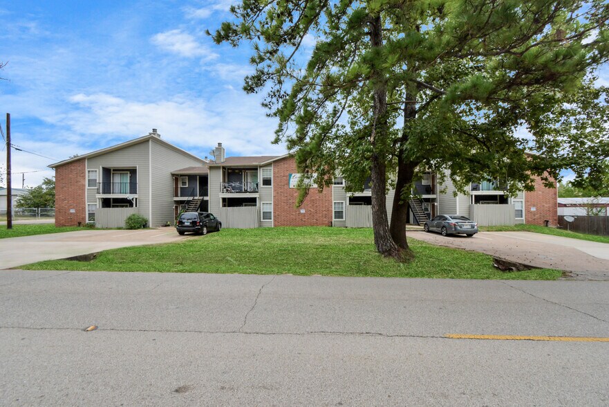 More Photos Of 214 Longstreet Rd, Willis Apartments For Sale