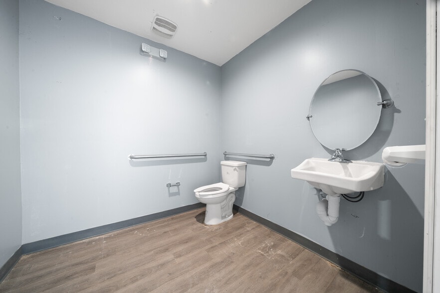 More Photos Of 3073 NE 37th Pl, Wildwood Warehouse For Lease