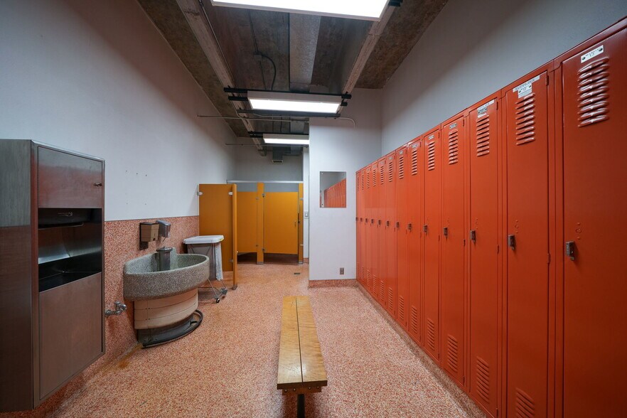 More Photos Of 1555-1557 SE Crystal Lake Dr, Corvallis Warehouse For Lease