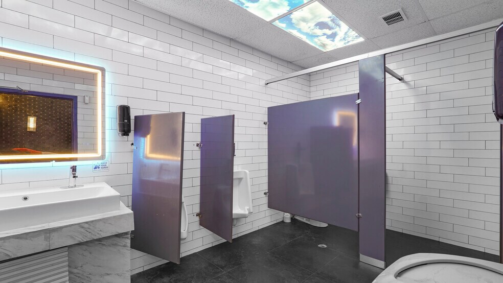 More Photos Of 516 Westheimer Rd, Houston Restaurant For Sale