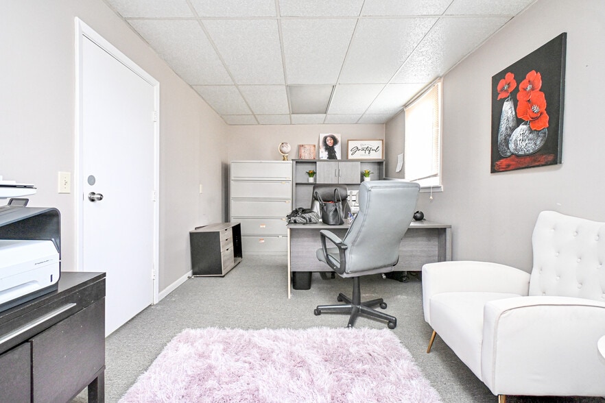 More Photos Of 8240 Clara Ave, Cincinnati Office For Sale