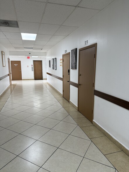 More Photos Of 3801 N University Dr, Sunrise Storefront Retail Office For Lease