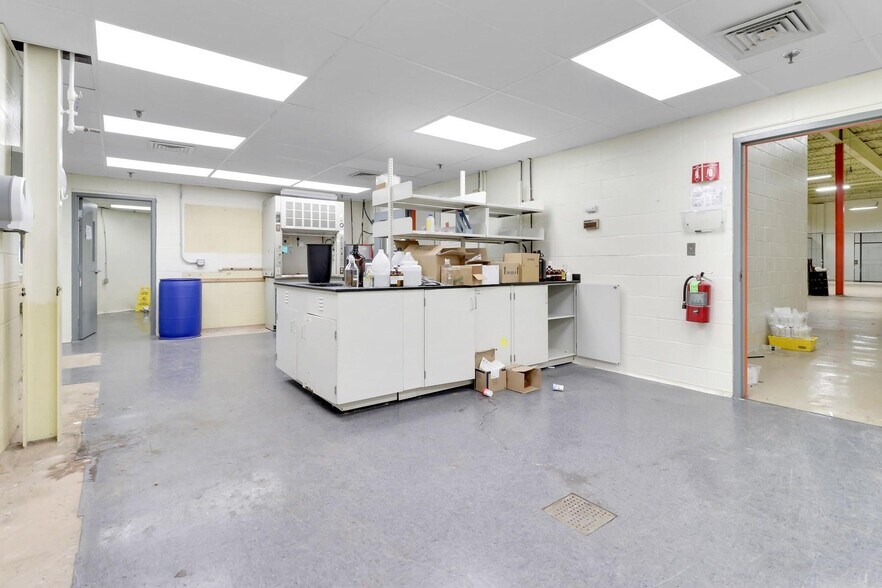 More Photos Of 40 Commercial Ave, Middletown Warehouse For Lease