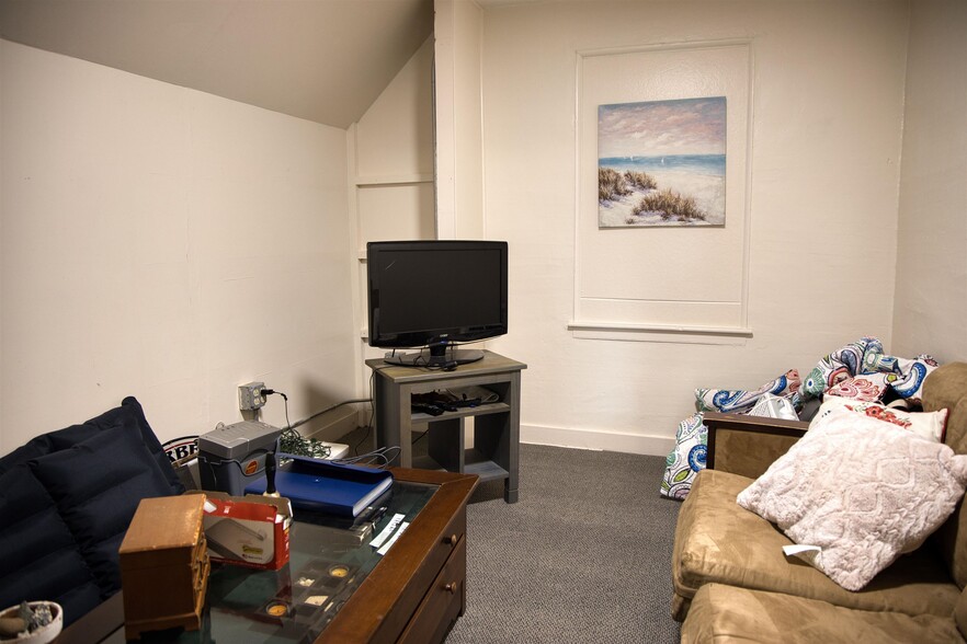 More Photos Of 24 Pleasant St, Conway Office For Sale