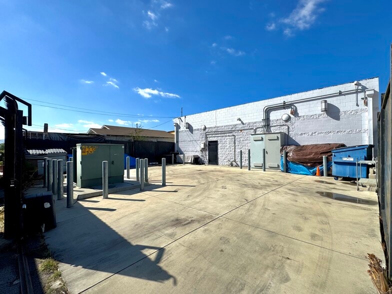 More Photos Of 5447 Satsuma St, North Hollywood Warehouse For Sale