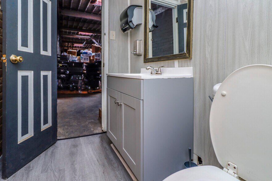 More Photos Of 827 Douglas Ave, Portsmouth Warehouse For Lease