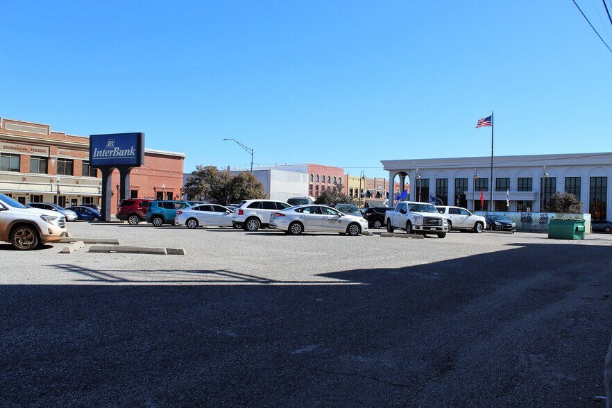 More Photos Of 110 N Bickford Ave, El Reno Storefront Retail Office For Sale
