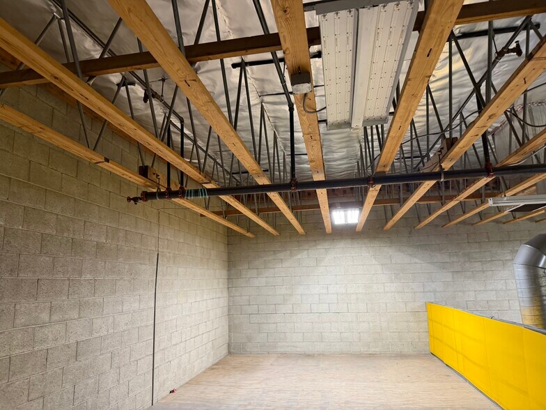 More Photos Of 15911 Arminta St, Van Nuys Manufacturing For Sale
